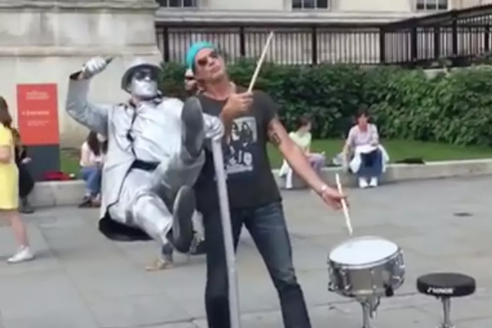 Red Hot Chili Peppers' Chad Smith Joins Street Performers