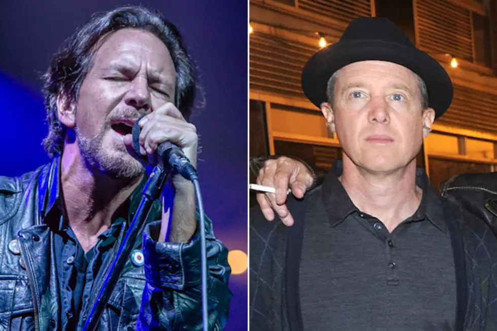 Eddie Vedder + Ex-Pearl Jam / Red Hot Chili Peppers Drummer Jack Irons Perform Pink Floyd Classic Onstage