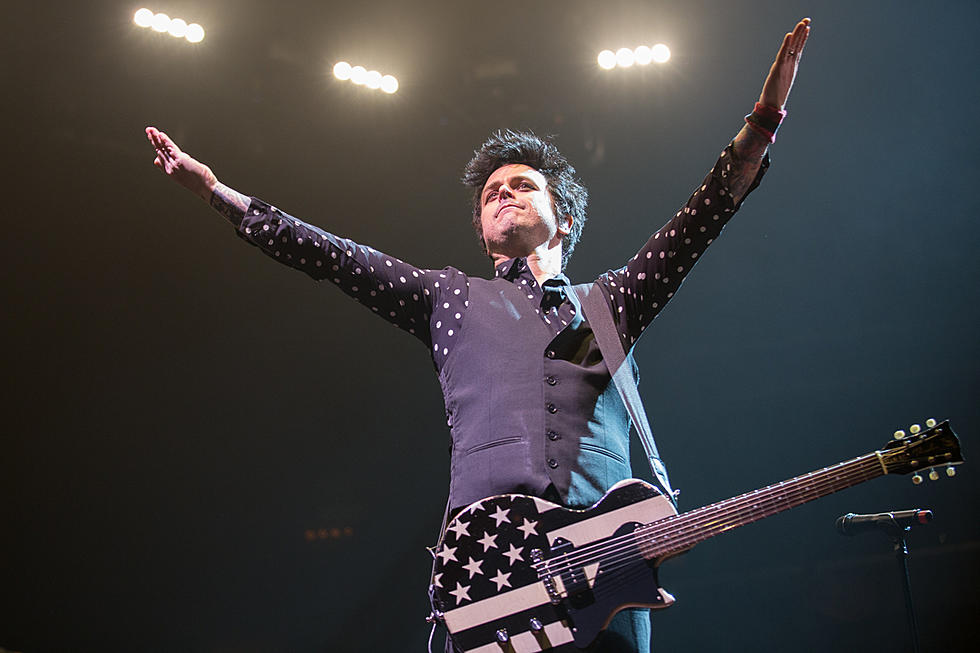 Fans Sing to Green Day’s Billie Joe Armstrong Outside Hotel After Show Cancellation