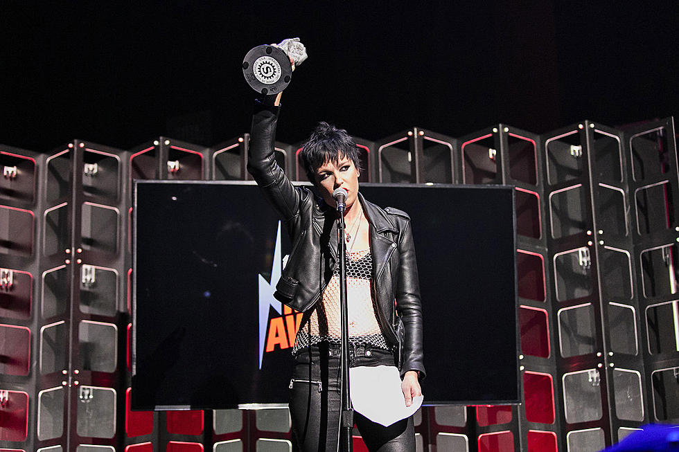 Lzzy Hale Gives Emotional Speech About Chester Bennington at 2017 Loudwire Awards