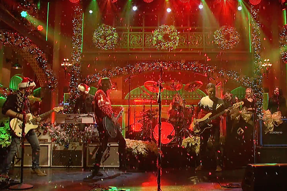 Foo Fighters Celebrate ‘Everlong’ Christmas, Rock ‘The Sky Is a Neighborhood’ on ‘Saturday Night Live’
