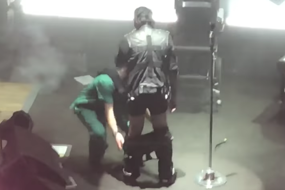 Marilyn Manson’s Pants Fall Down During Concert, Makes Roadie Pick Them Up