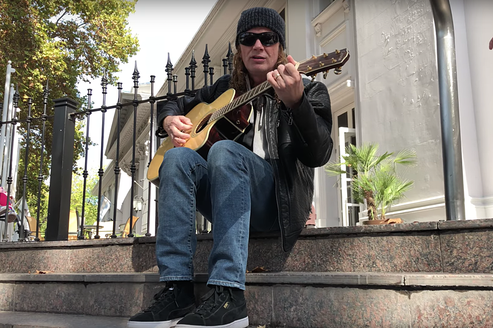 Megadeth’s Dave Mustaine Performs Acoustically Outside Argentinian Hotel