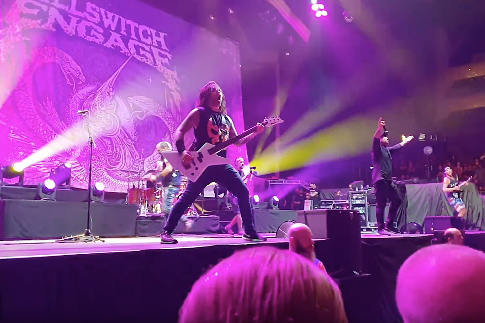 Howard Jones Joins Killswitch Engage Onstage to Sing ‘The End of Heartache’ in London