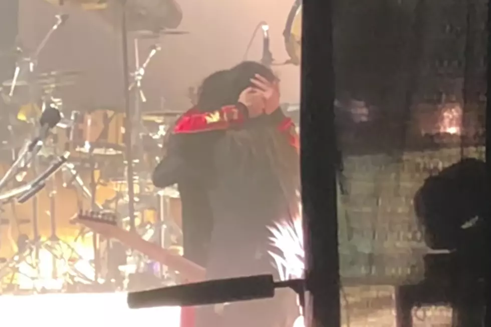 Jonathan Davis Breaks Down in Tears During Korn Set: ‘This Was My Wife’s Favorite Song’