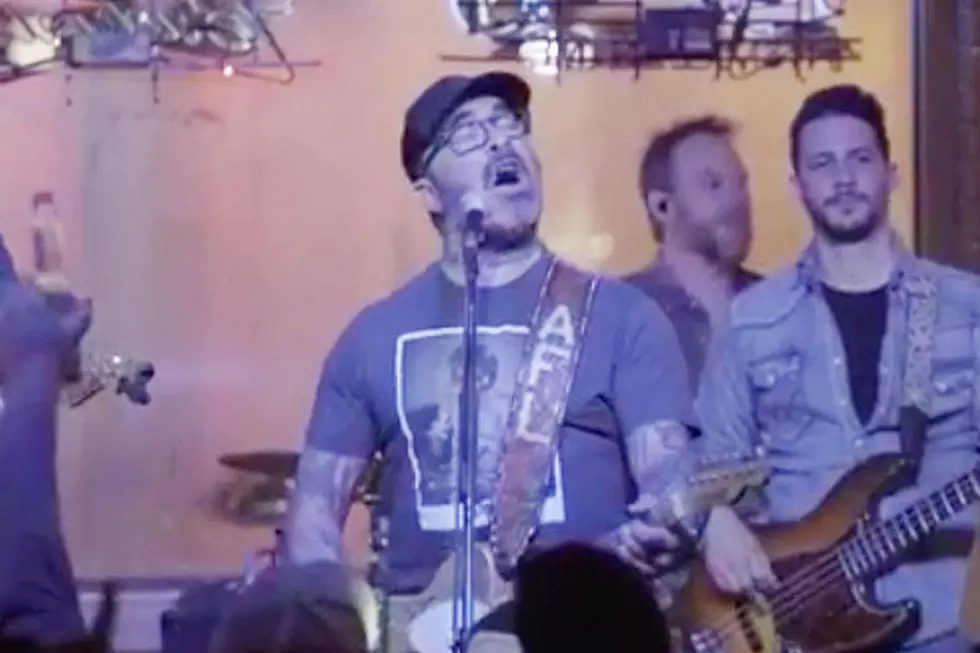 Aaron Lewis Doing Metal Screams Over Country Music Is a Must-See
