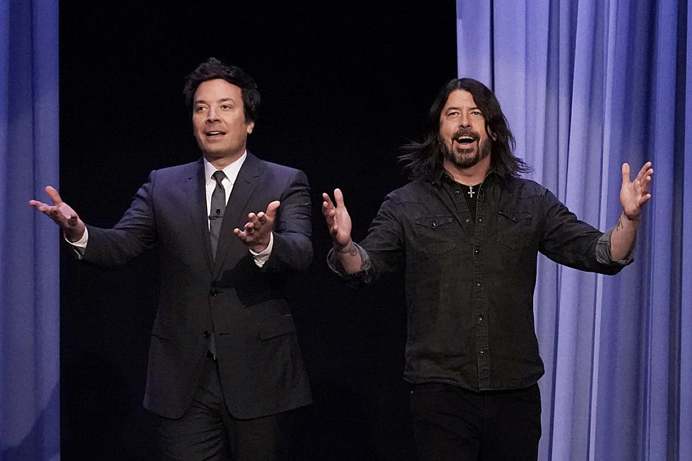 Dave Grohl Co-Hosts 'Tonight Show,' Re-Creates Foo Fighters Meme