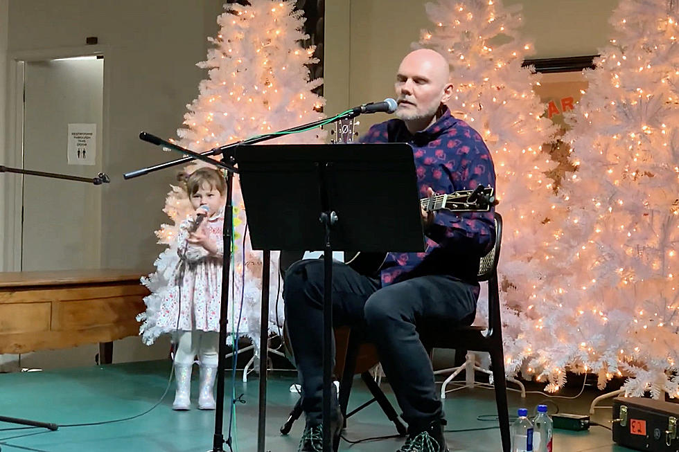 Billy Corgan Plays Holiday Solo Show With Family After Death of His Father
