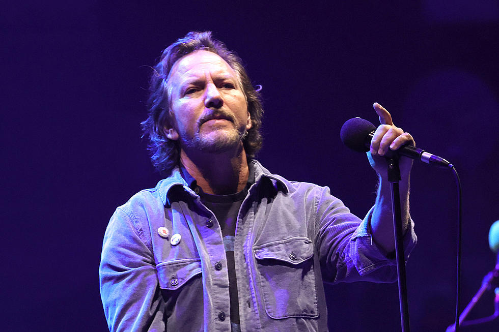 Eddie Vedder Ejects Pearl Jam Fan - 'There's No Violence Allowed'