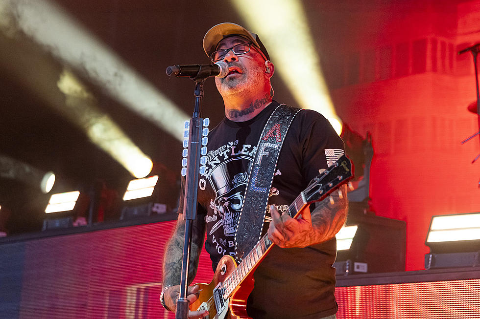 Aaron Lewis Opens Up About Staind’s New Album + Why He Thinks He Has the Best Fans – ‘I Didn’t Do Anything to Deserve This’