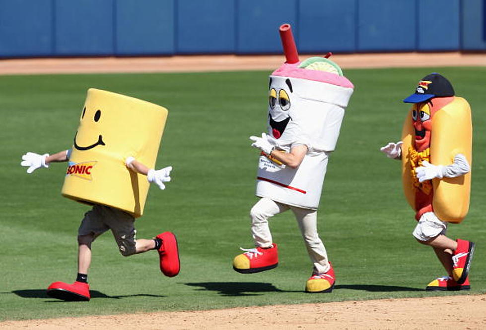 Young Fan Has Problems, Falls During Mascot Race – VIDEO