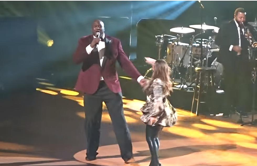 Shaq Joins Kelly Clarkson on Stage For An Unexpected Duet [Video]