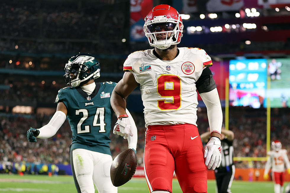 Chiefs Juju Smith-Schuster Goes Back & Forth with Eagles Players 