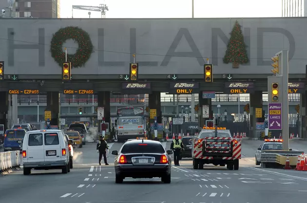 Petition seeks to change &#8216;unsightly&#8217; Holland Tunnel decorations