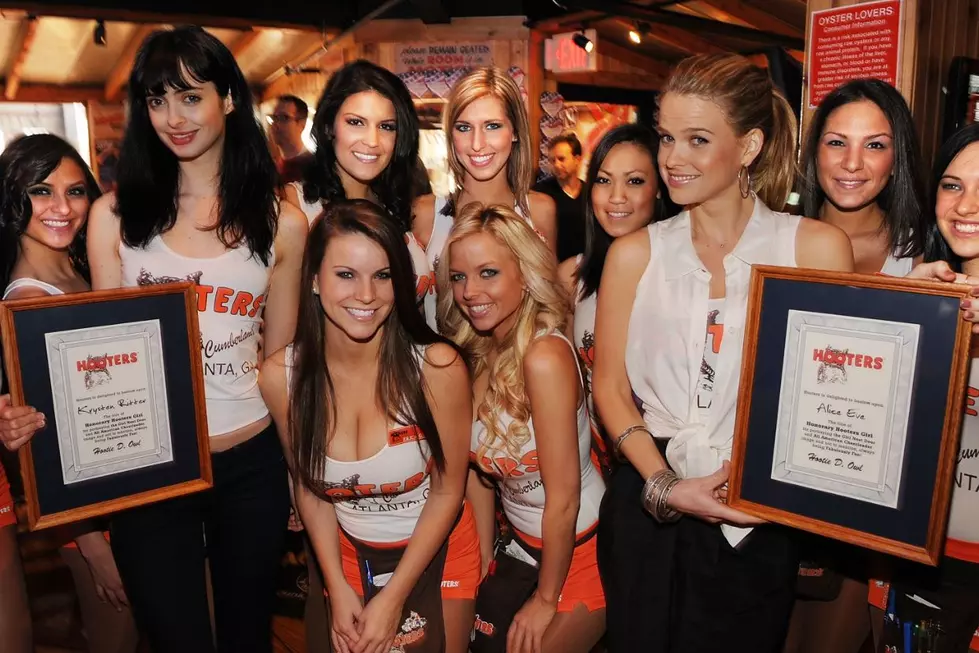 Hooters Tries Luring in Women Customers with Salads, Ethnic Foods, Will it Work?
