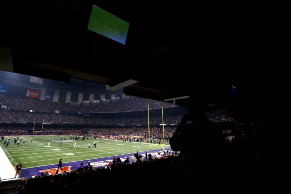 Lights Out: Power Outage Stops Game At Super Bowl [VIDEO]