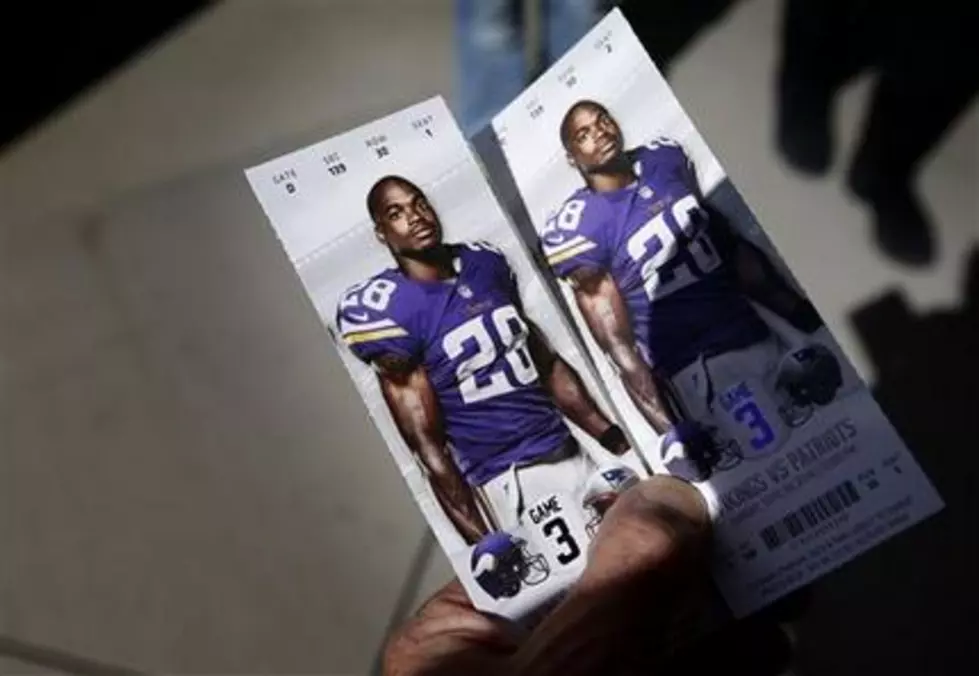 Vikings reinstate Peterson despite abuse charge