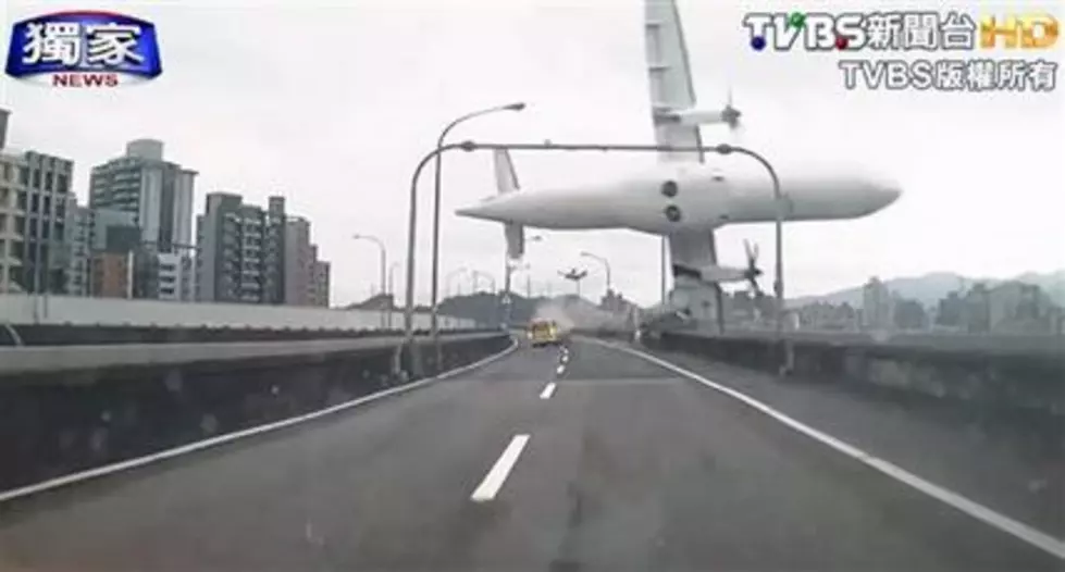Crashed Taiwan plane hoisted from river; 25 confirmed dead