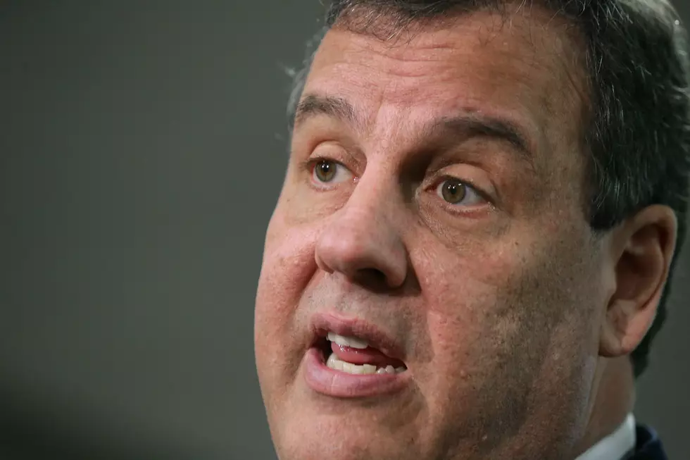 Twitter can&#8217;t stop talking about Gov. Christie eating M&#038;Ms and popcorn at game