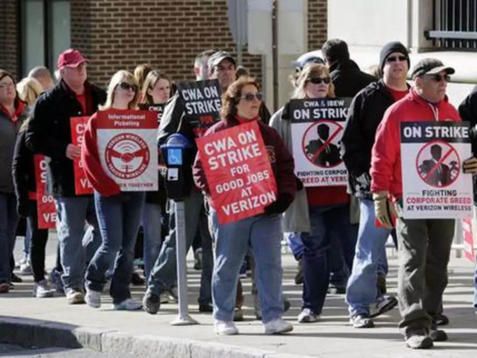 Sanders cheers strikers as 39K Verizon workers walk out