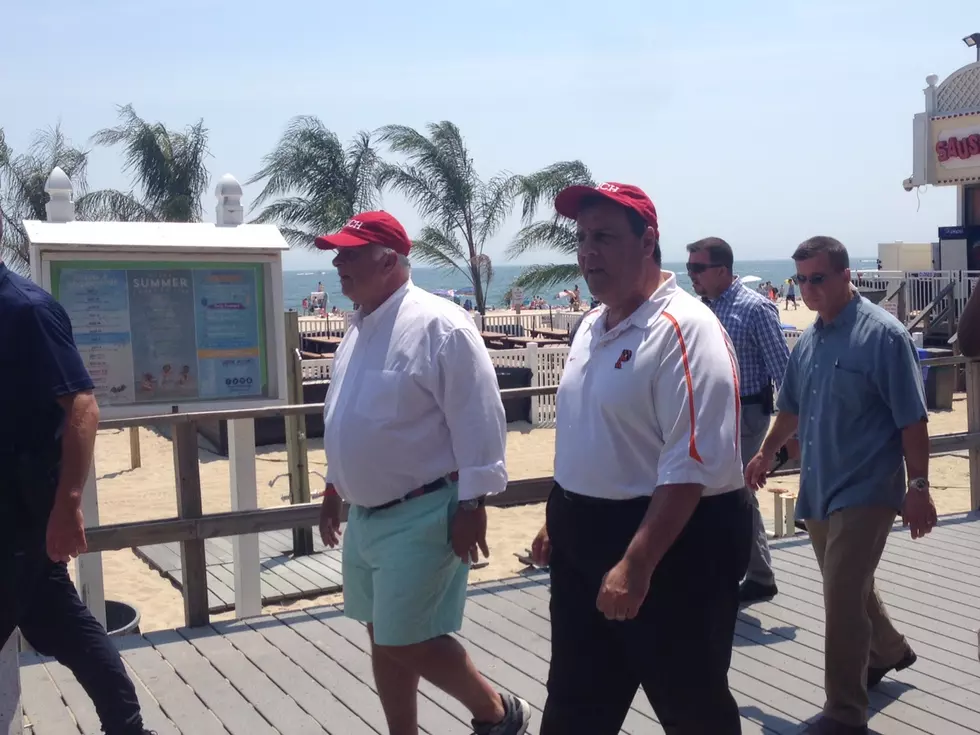 Gov. Christie conducts business at one of his favorite shore restaurants