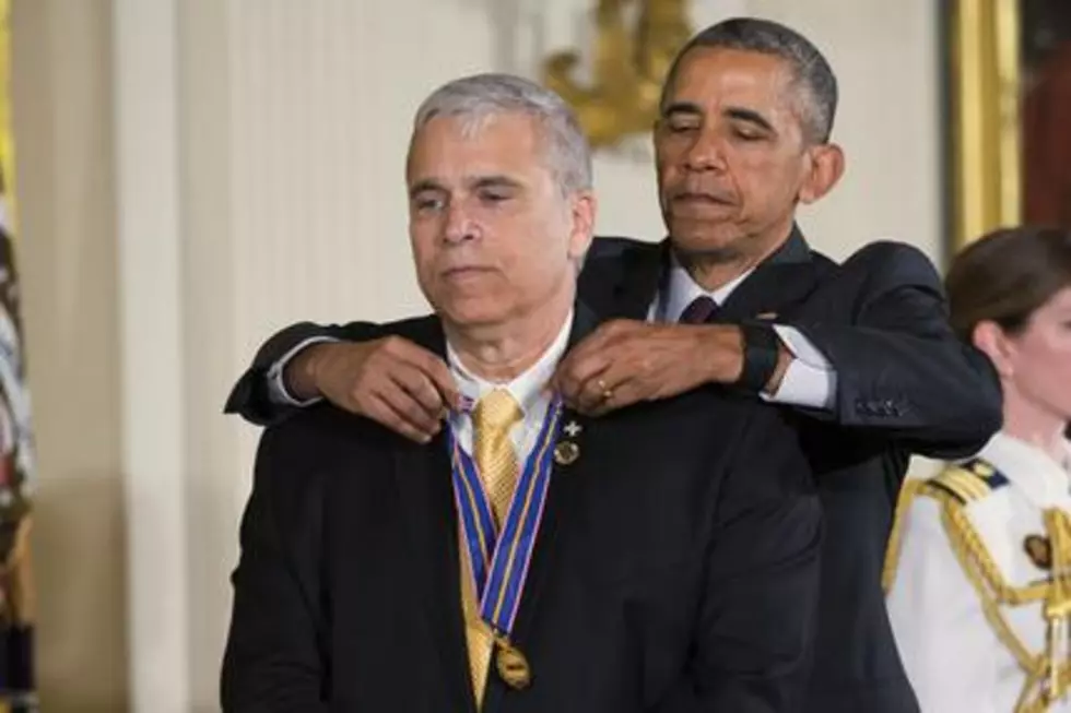 Granting Medal of Valor, Obama says US must listen to police