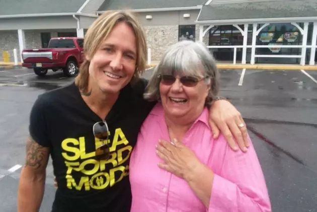Keith Urban Pops in at Medford Wawa, Jersey Woman Spots Him Some Cash