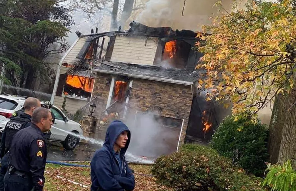 Plane crashes into Colonia neighborhood, 3 houses on fire