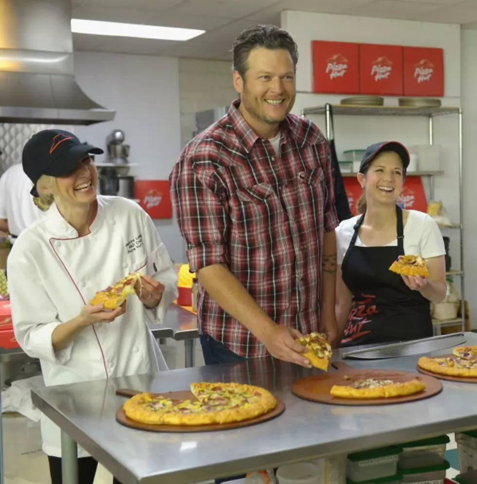 Blake Shelton Poses As A Pizza Hut Worker To Surprise Fans [WATCH]