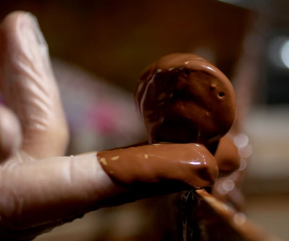 Мамуля обмазывает себя шоколадом в стрипклубе
