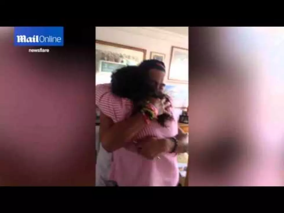 Son Returns Home From Long Trip Abroad And Mom’s Reaction Is Priceless