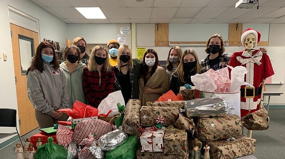 Students Spread Holiday Cheer for Seniors in CNY