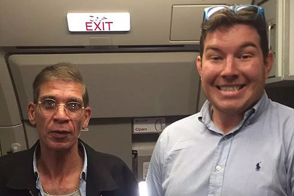 Hostage Takes Absurd Picture With Idiot Hijacker