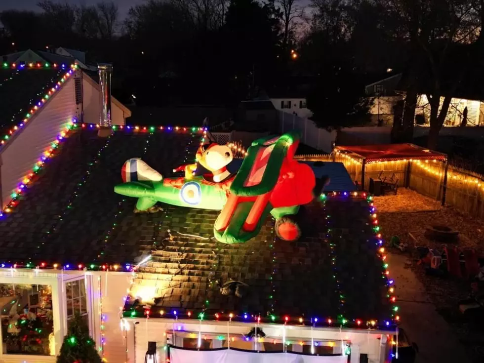 Magic, Sparkle, and the Grinch at this Decorated House in TR