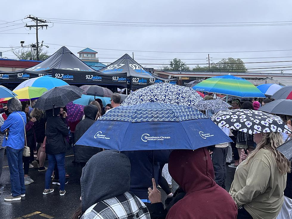 Taylor Swift Fans From New Jersey Endure Pouring Rain For Contest