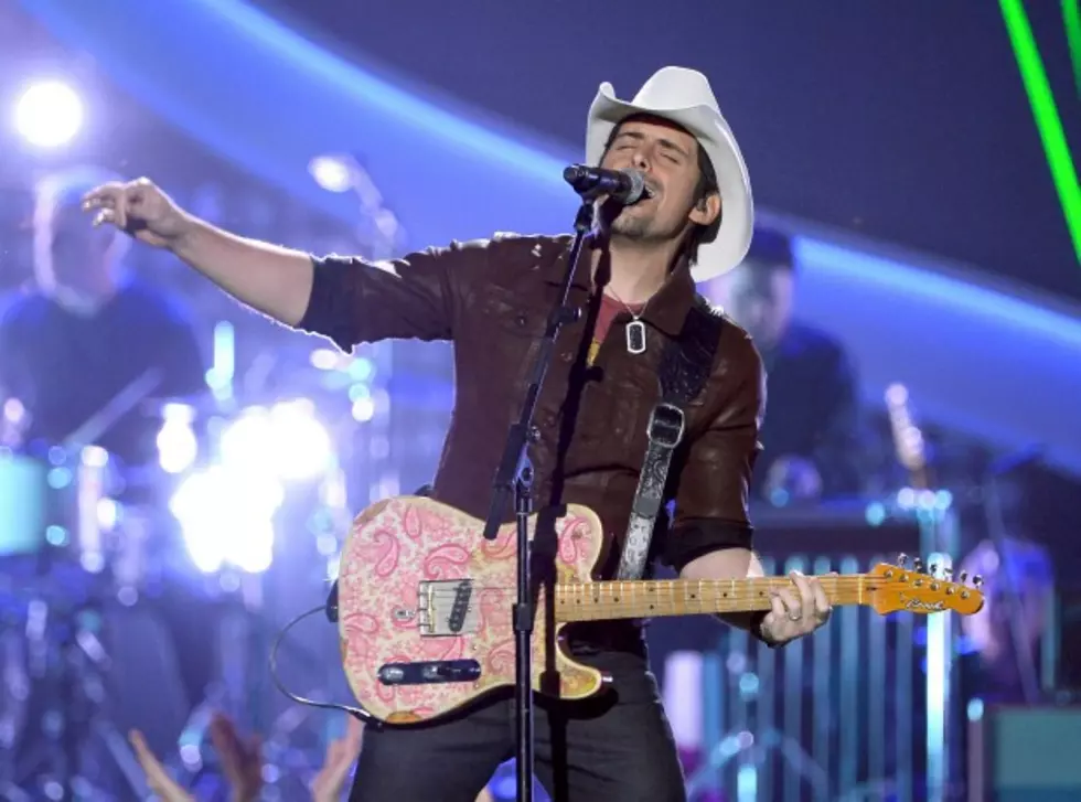 Brad Paisley Can Pour a Perfect Pint of Guinness! [VIDEO]