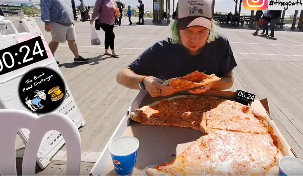 Food Challenge Guy Eats 26&#8243; Pizza in Ocean City For Practice