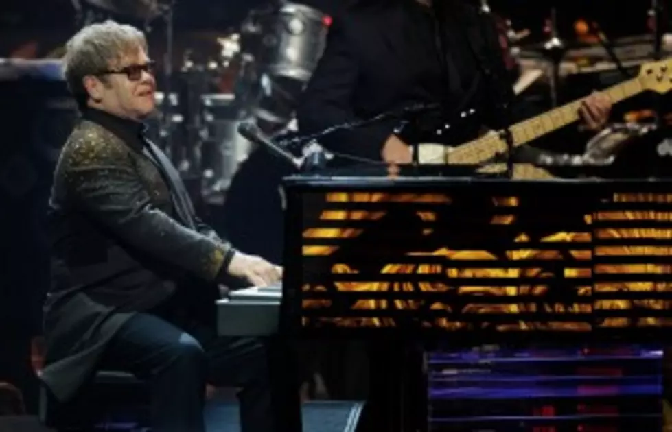 Elton John Throws Tantrum, Stool and Water on Stage in Vegas [VIDEO]