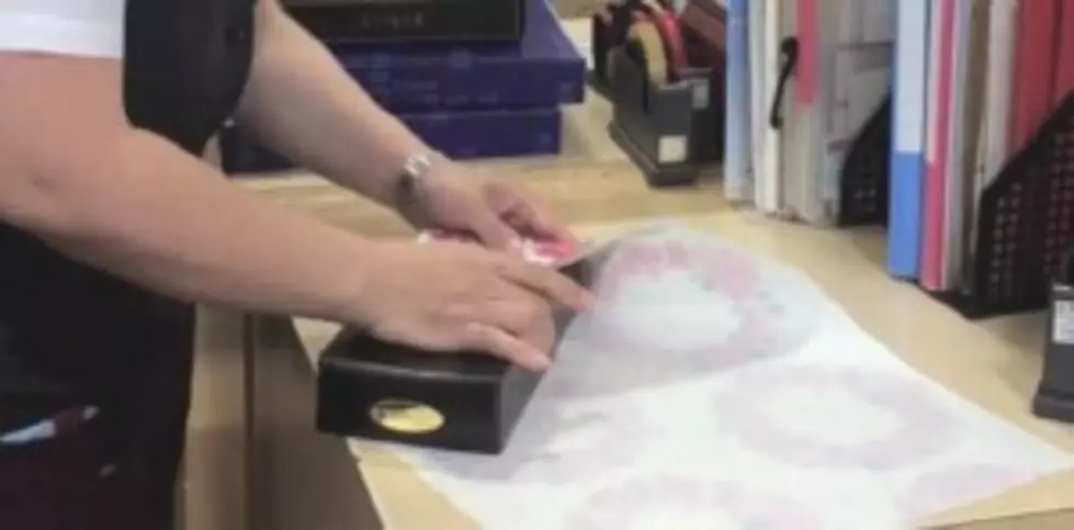 How to Wrap a Christmas Gift in 12 Seconds [VIDEO]