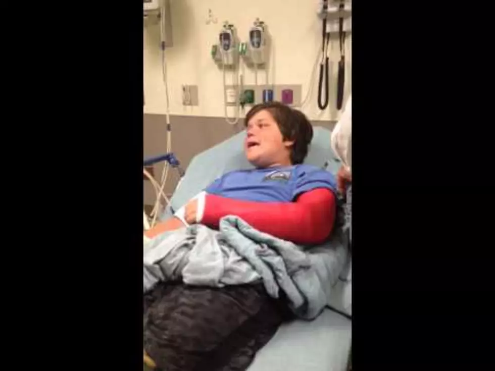 Surprised Kid Flips Out When He Sees a Cast on His Arm [VIDEO]