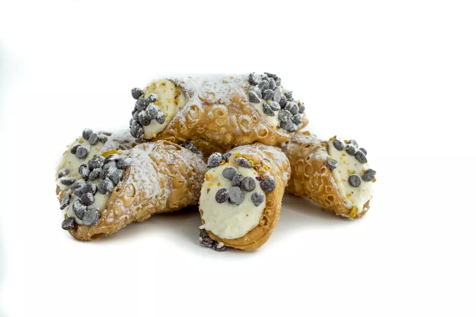 This New Jersey Cannoli Tree is the Christmas Treat of Our Dreams