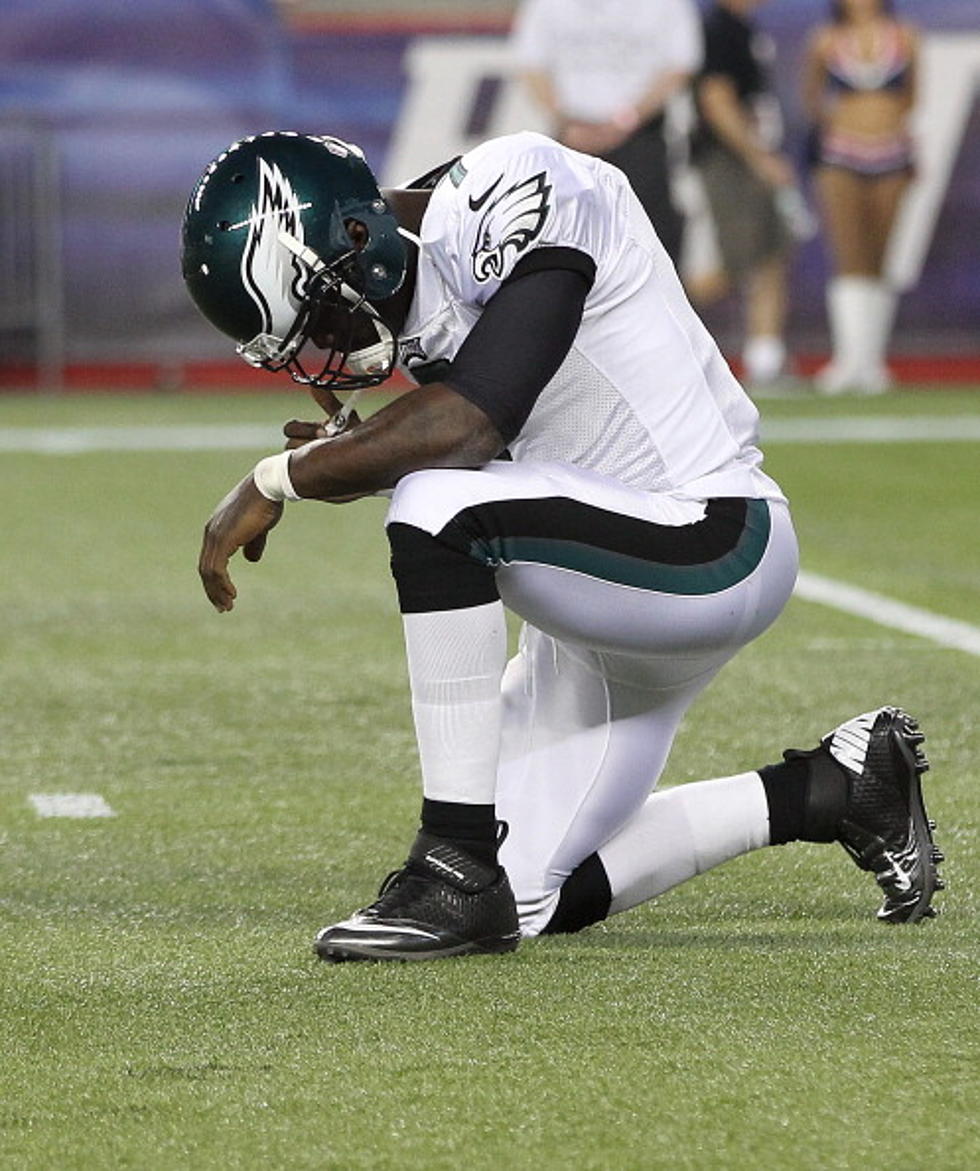 Vick Hurt, Foles Guides Eagles to 27-17 Win Over Patriots