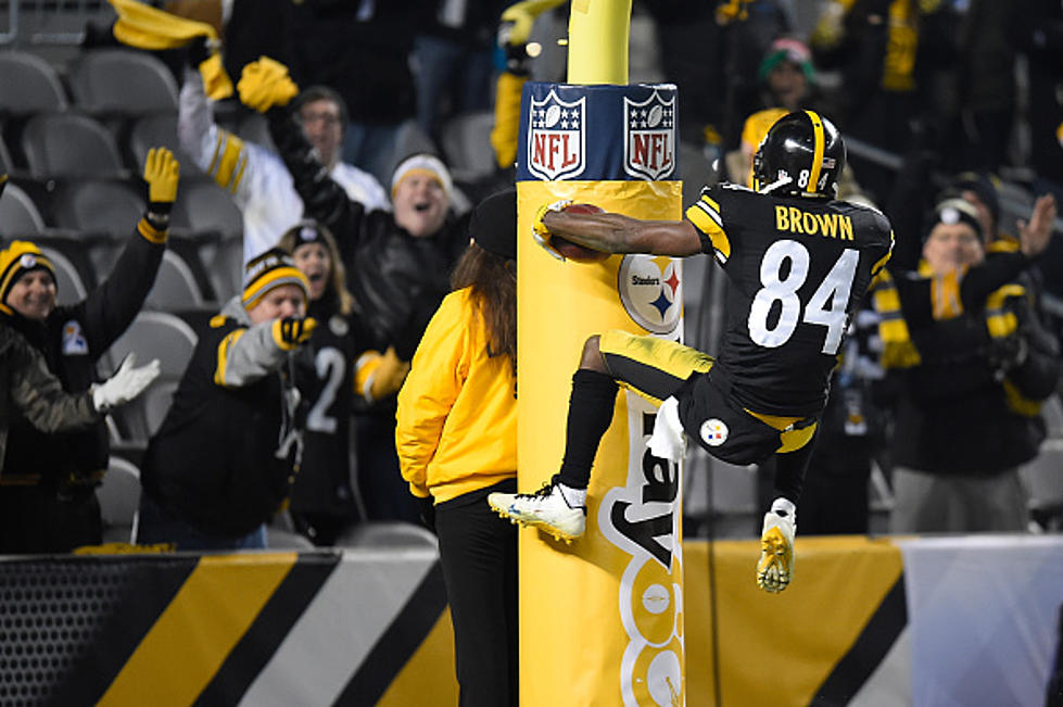 [VIDEO] – Here’s Antonio Brown Having Fun With a Goal Post