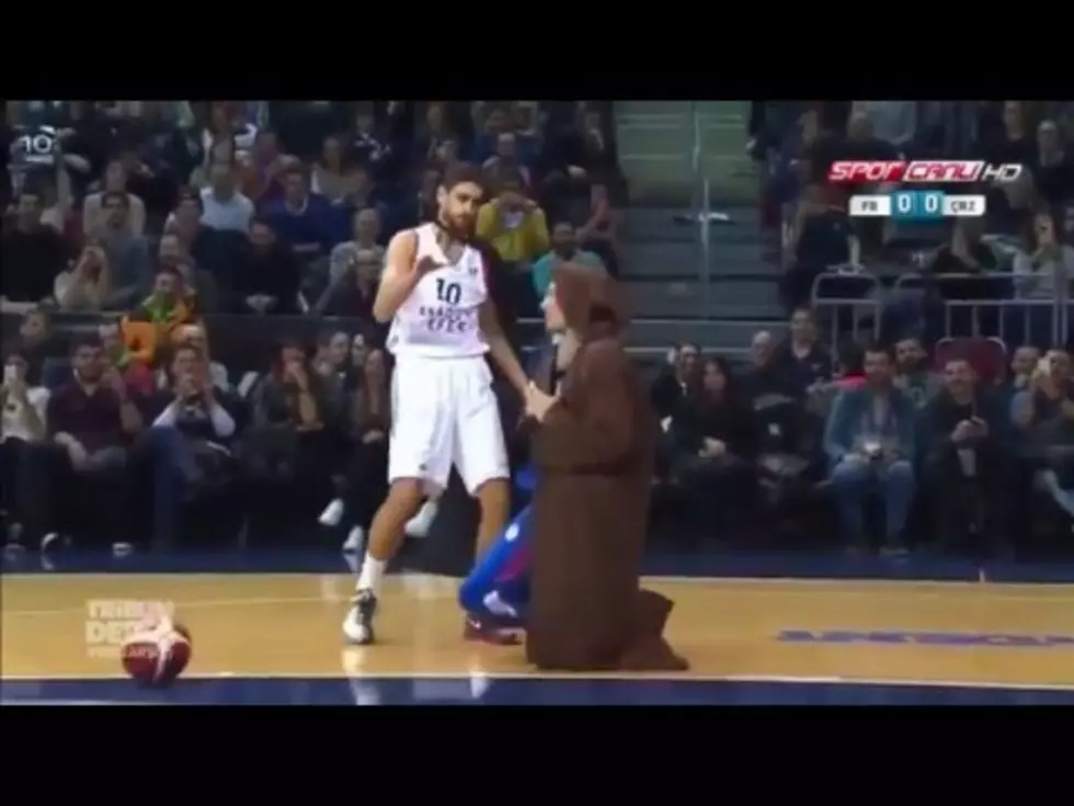 [VIDEO] Watch Sixers Draft Pick Dunk as Darth Vader