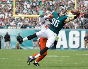 WATCH: Zach Ertz Makes One-Handed Catch to Keep Drive Alive