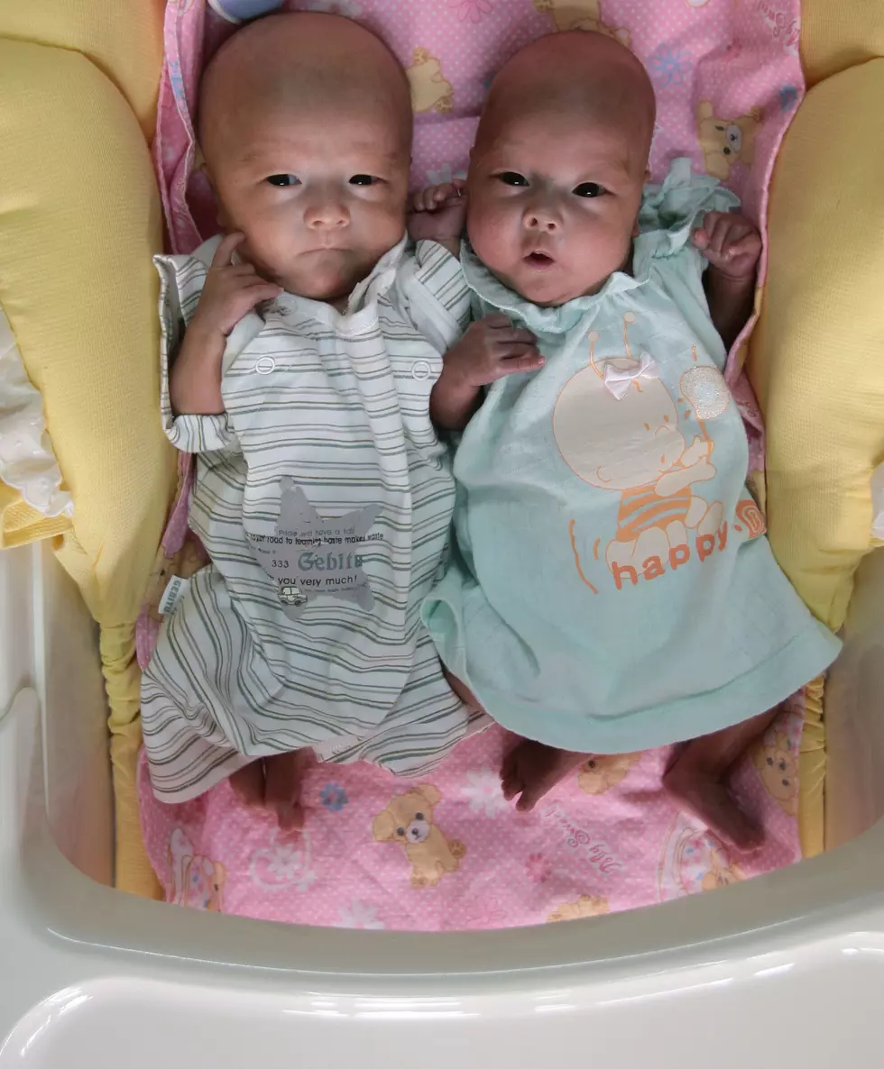 Mom Got To Hold Her &#8216;Mono Mono&#8217; Twin Babies on Mother&#8217;s Day [VIDEO]