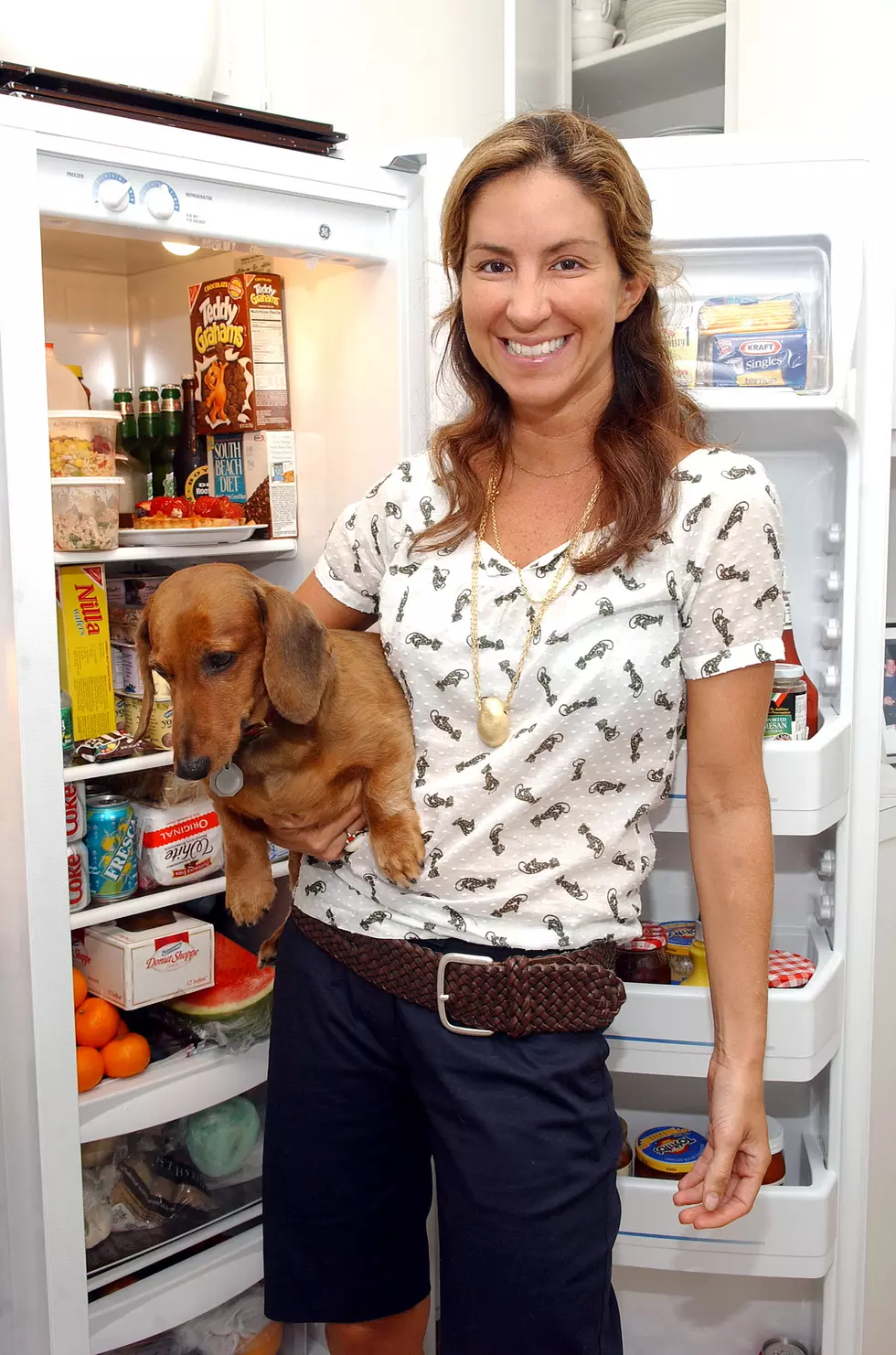 Dog Learns to Drink Water Right From the Fridge [VIDEO]