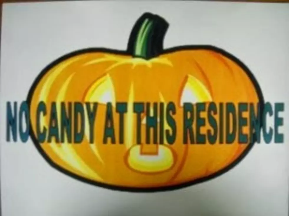 Utica Police Distribute No Candy Signs