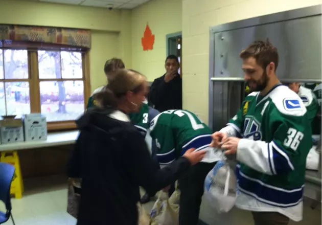 Utica Comets Hand Out Turkeys At Rescue Mission Of Utica [VIDEO]