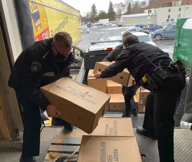 Sheriff&#8217;s Office Delivers Turkeys To Utica Food Pantry